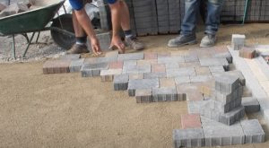 brampton-paving-interlocking-bricks-being-laid-down