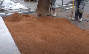 brampton-paving-laying-down-fine-sand-for-interlocking