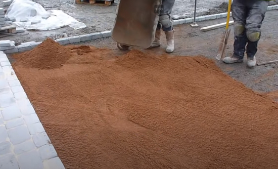 brampton-paving-laying-down-fine-sand-for-interlocking