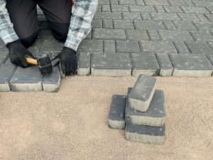 brampton-paving-laying-down-interlocking-house-1