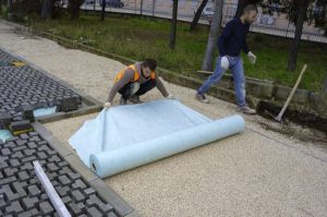 brampton-paving-workers-laying-interlocking-paving-sheet-and-sand