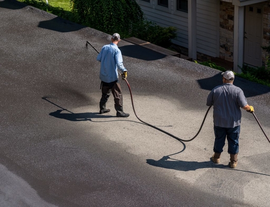 brampton-paving-workers-spraying-blacktop-sealer